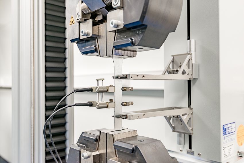 Bild einer Maschine aus dem Labor der Firma L-D Spalttechnik